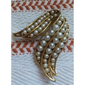 Vintage  LISNER Brooch Gold tone with Faux Pearls jJewelry
